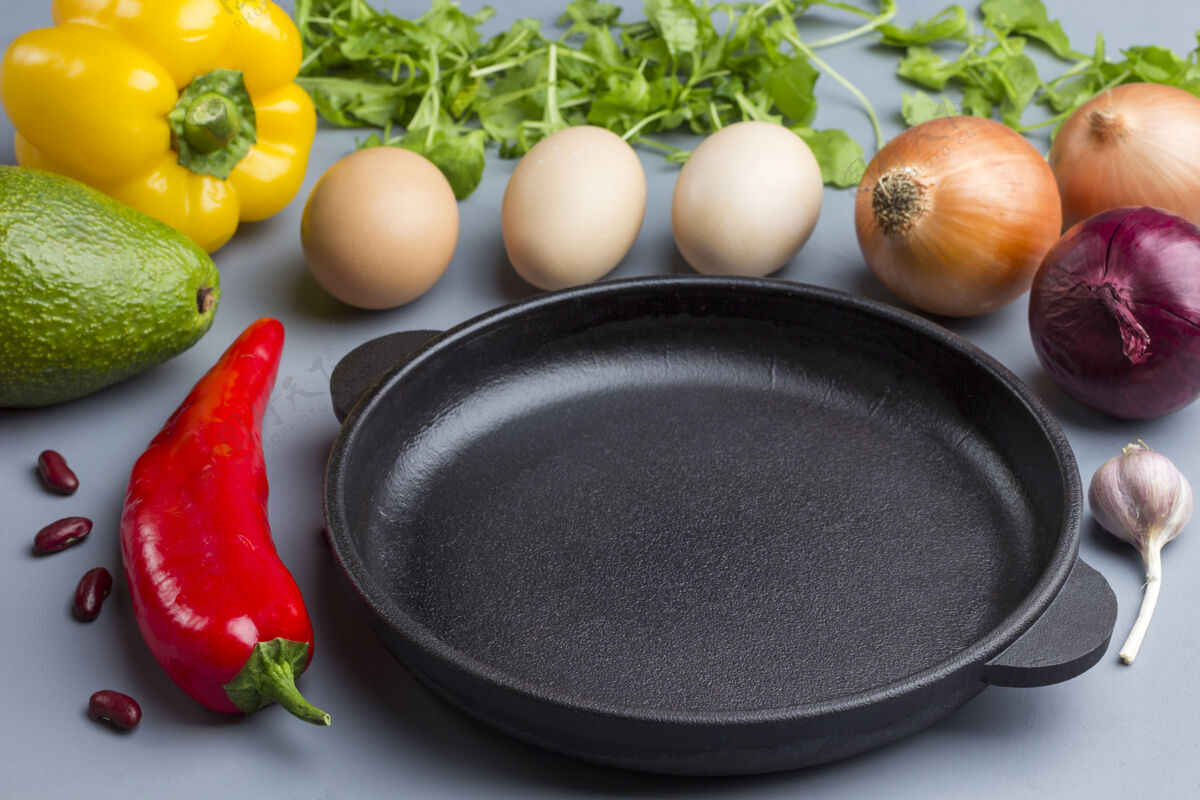 生的煎锅一套健康饮食的蔬菜平衡一餐顶视图
