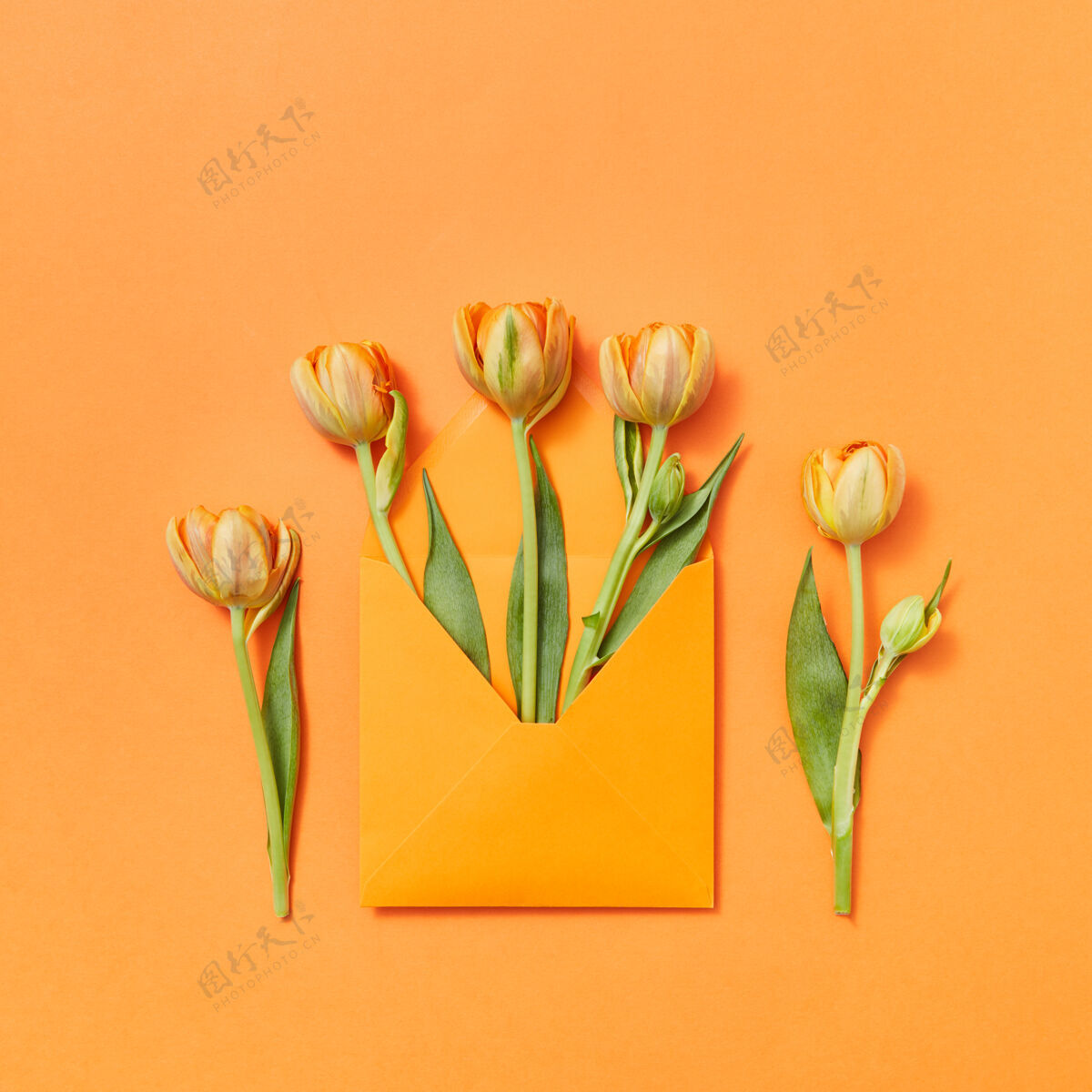 空白带有黄色郁金香橙色工艺信封的贺卡背景爱情字母作为礼品.上衣查看信花花束