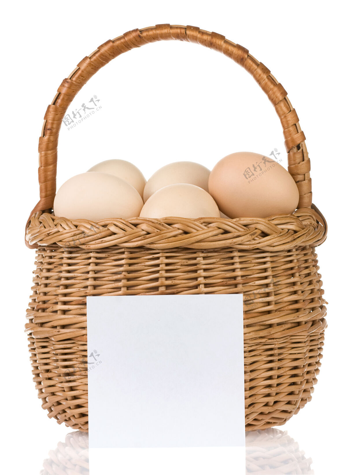 生的鸡蛋和篮子与价格标签隔离在白色柳条鸡蛋盘子
