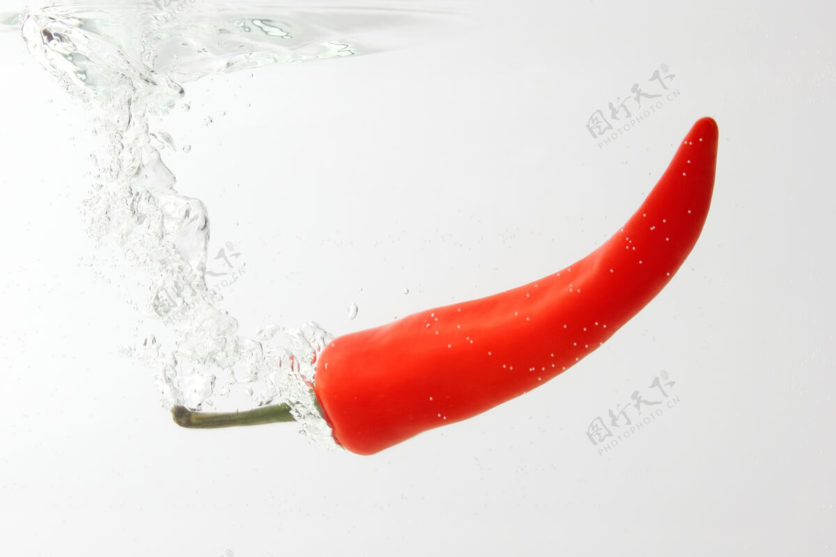红色红辣椒掉进水里了热流动飞溅