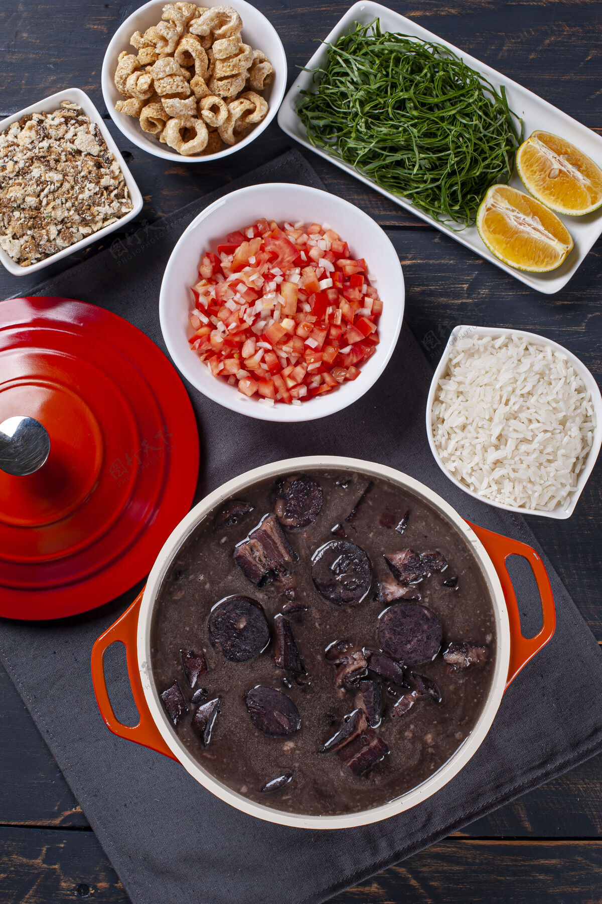 豆类典型的巴西菜叫feijoada.制造配黑豆 猪肉和土豆香肠.上衣查看木头米饭乡村的
