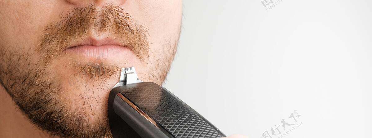 人用电动剃须刀刮胡子或用有复印空间的修剪器头男人
