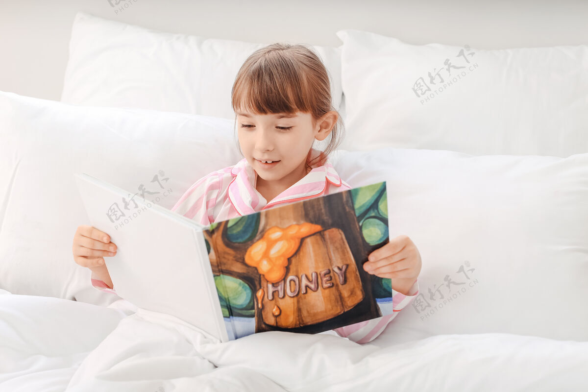 梦可爱的小女孩在家读睡前故事房子和平宁静