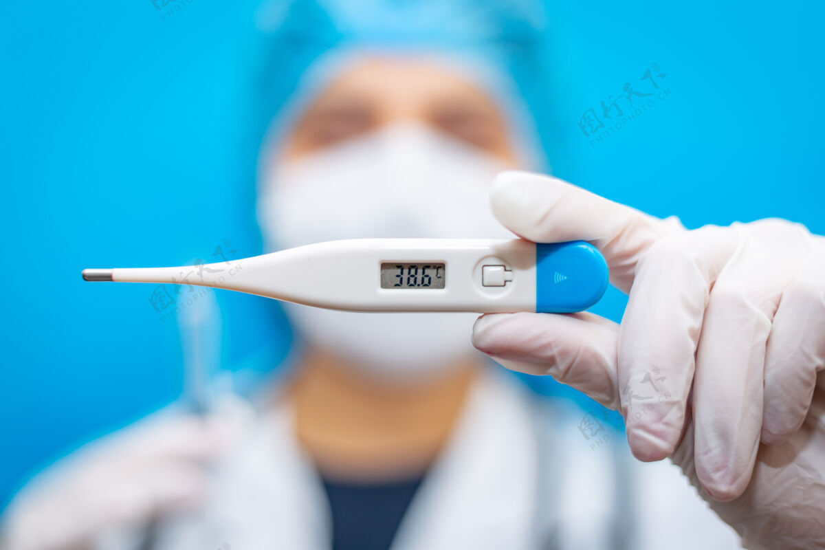 医学医学实验室注射器和高温温度计在年轻的病毒学家手中女医生感冒面罩针头
