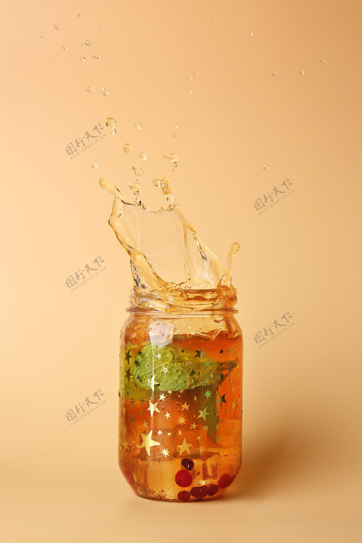 鸡尾酒一罐泼着颜色的凉茶自然玻璃行动