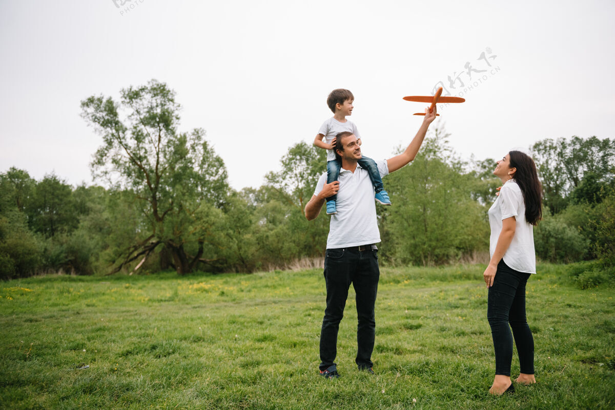 爱爸爸 妈妈和儿子在公园里玩玩具飞机公园友好型家庭假期休闲美丽
