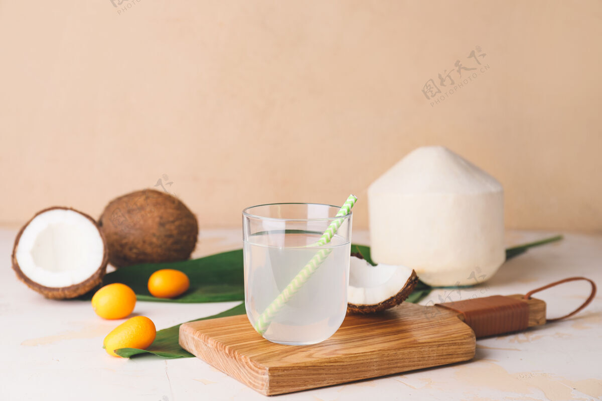 食用桌上放着新鲜的椰子水食物鸡尾酒水