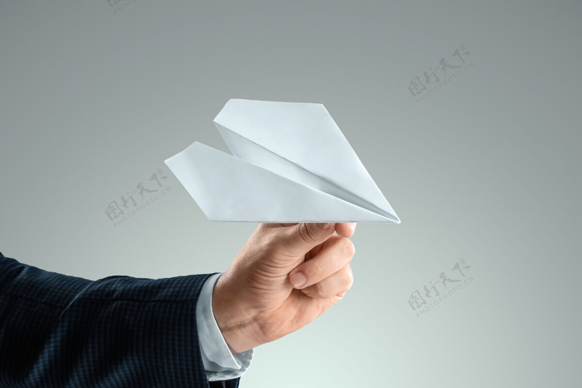 飞机穿西装的人手里拿着一张纸飞机启动概念 轻业务 获取已启动复制空间飞机游戏手工制作