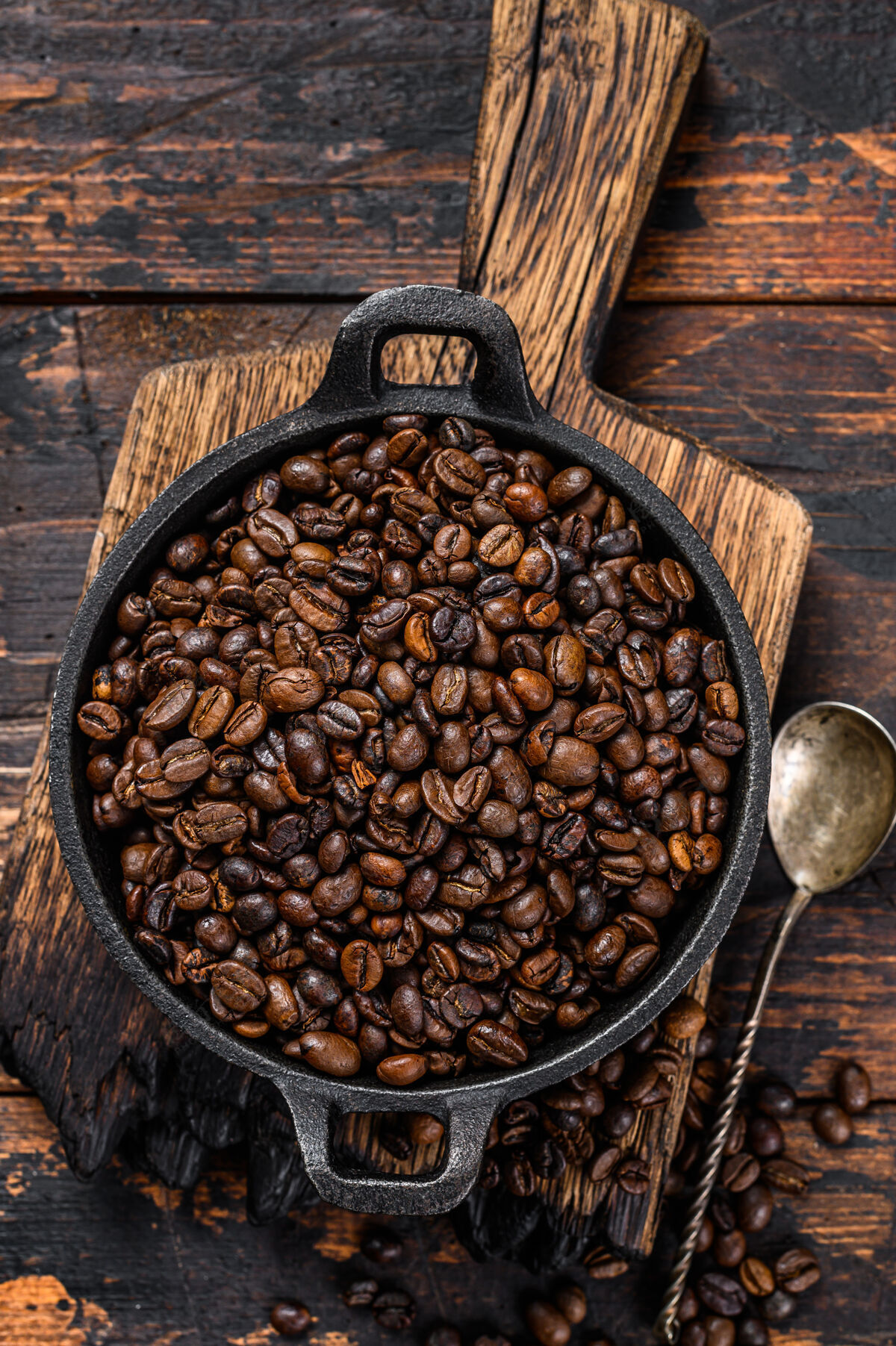 咖啡机木盆上的深烤咖啡豆桌面查看咖啡渣食物自助餐厅
