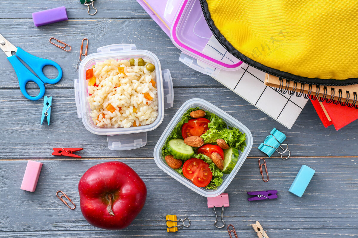 营养学校的饭盒上有美味的食物和木制的文具水果颜色午餐