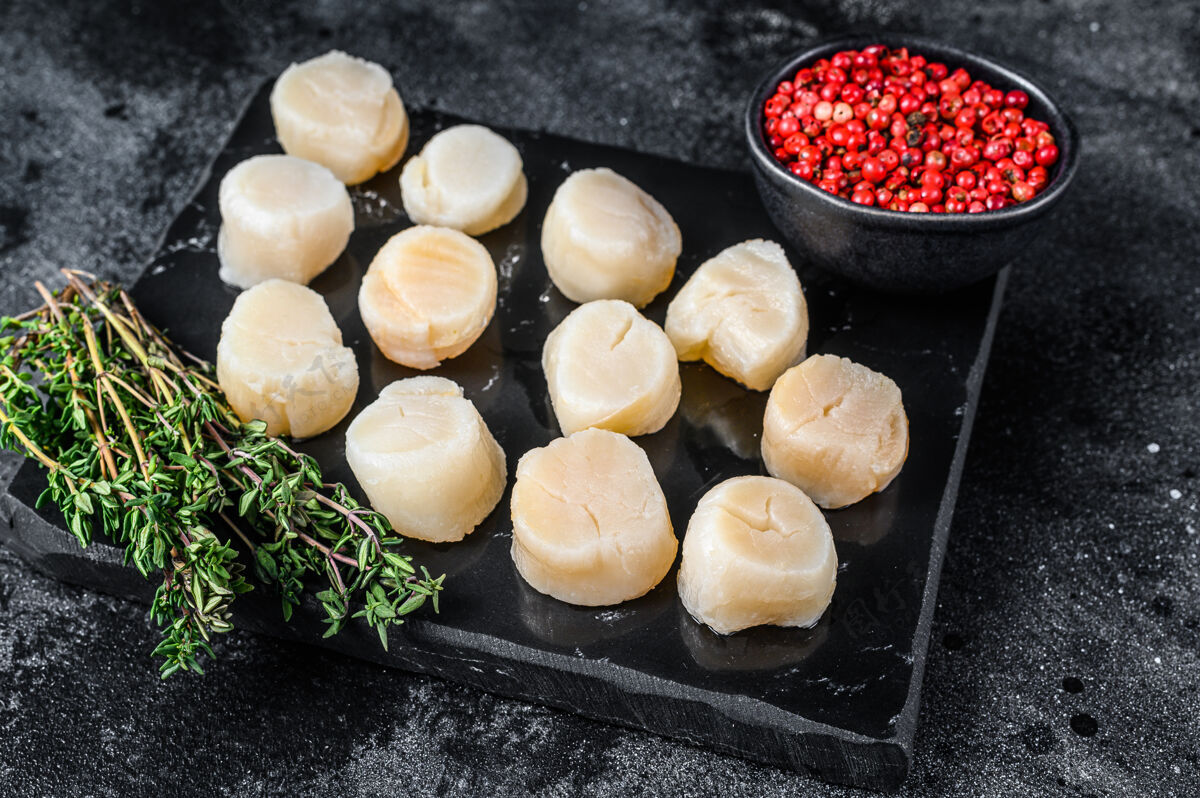 中国海鲜新鲜扇贝肉放在大理石木板上桌面查看滋养菜食物