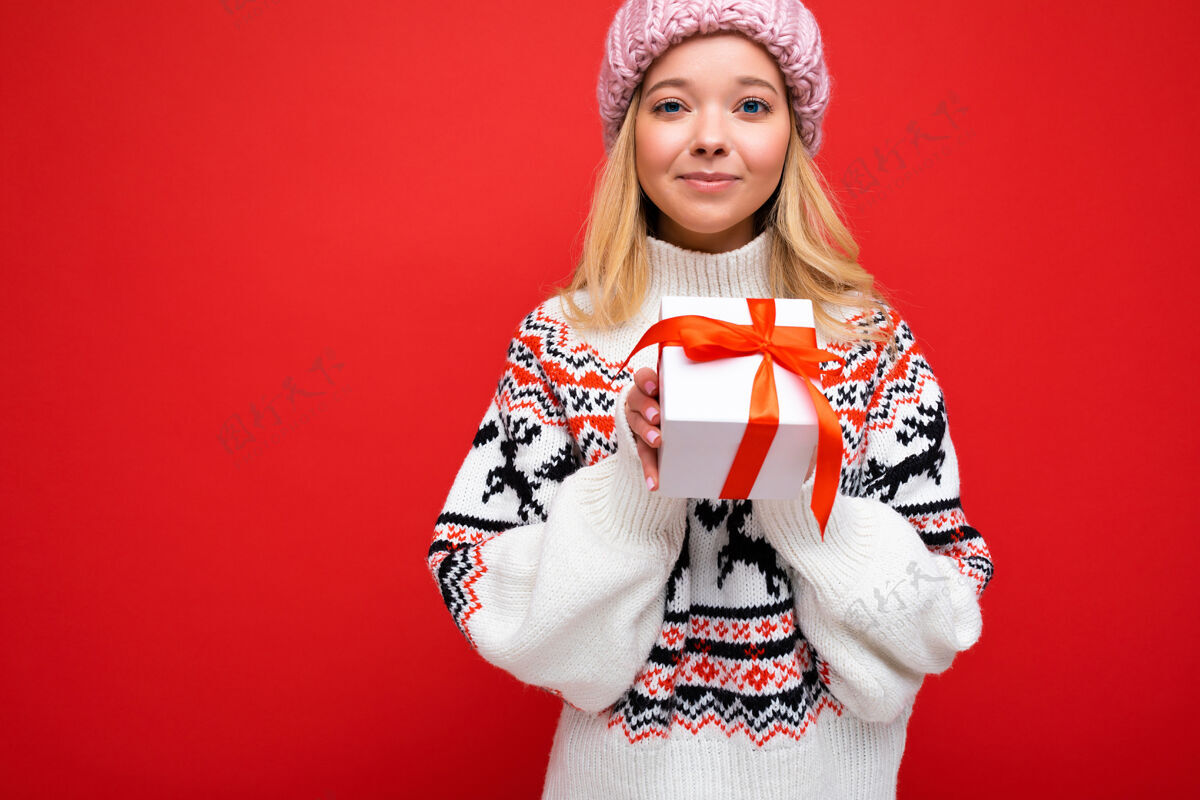 快乐美丽快乐的年轻金发女子隔着五颜六色的墙 穿着时髦的休闲服 手里拿着礼盒乐趣梦想快乐