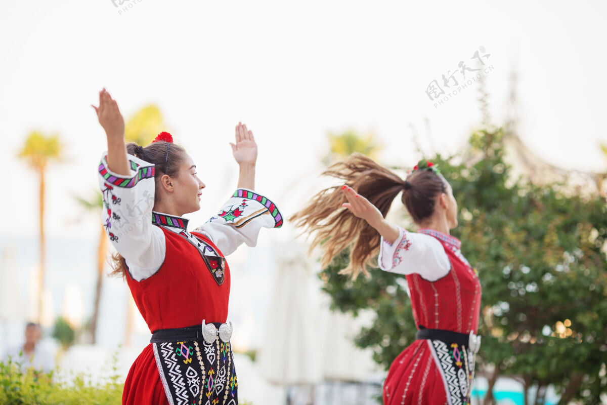 休闲身着传统服装的奥尔克洛尔团体正在表演保加利亚民族舞蹈酒店民族艺术