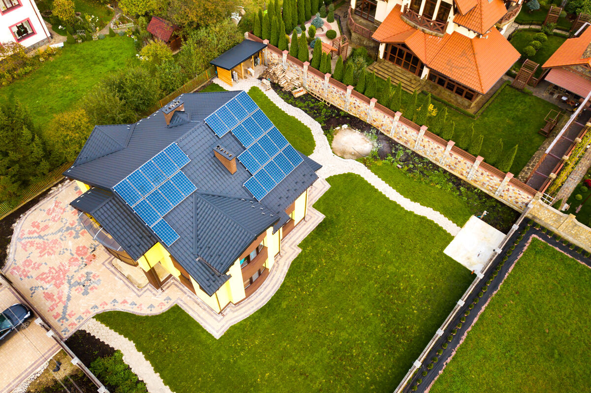 光伏鸟瞰图与太阳能光伏板生产清洁电力的私人住宅屋顶.自动家的概念清洁鸟瞰电池