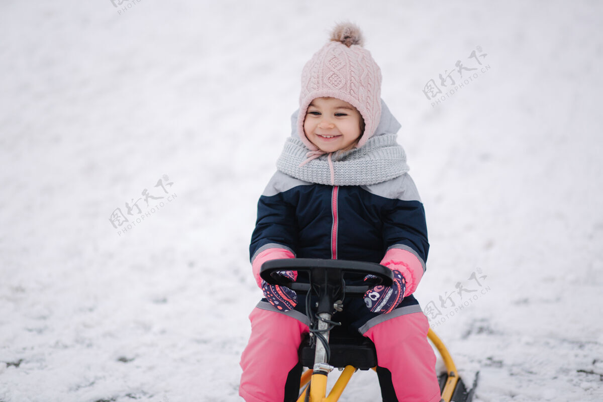 年轻小女孩喜欢坐雪橇户外人乐趣