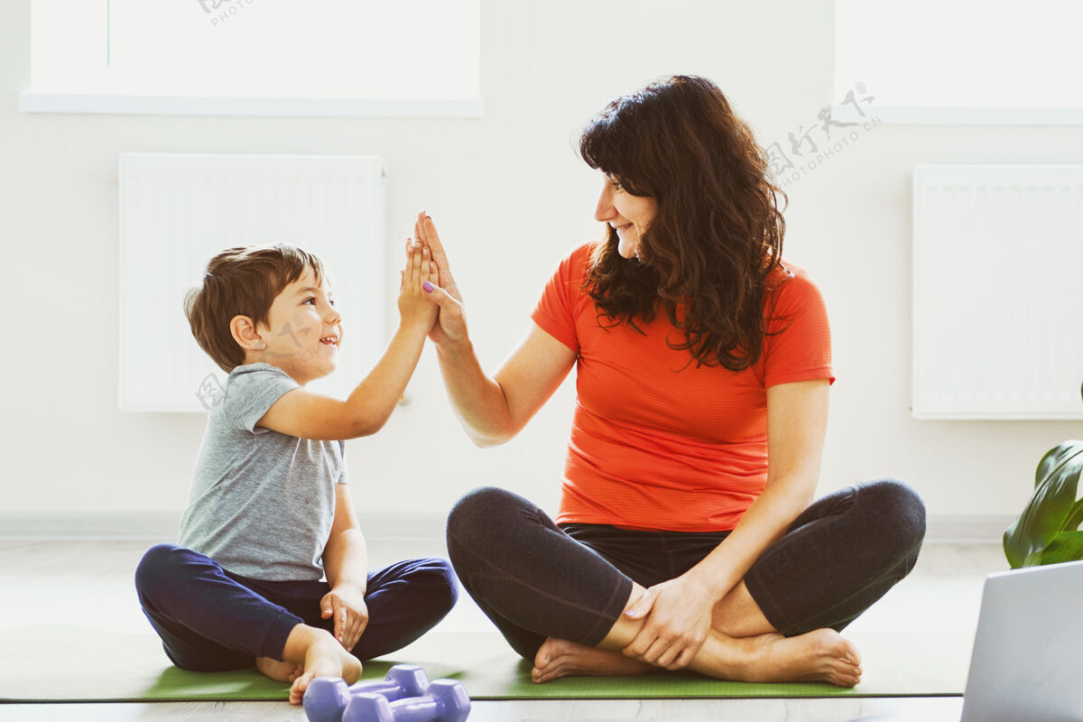 室内妈妈和小儿子在家锻炼房间人爱
