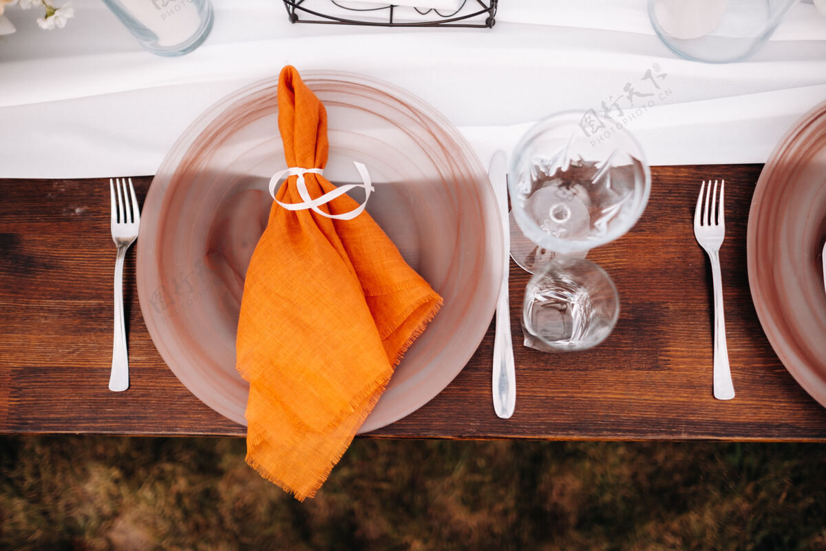 盘子婚宴桌上的盘子 节日餐桌的装饰浪漫城堡餐厅