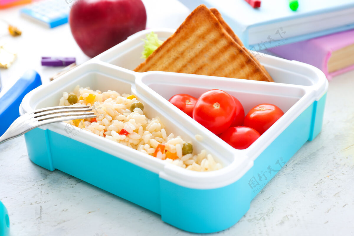 塑料桌上摆着美味的学校午餐盒健康盒子学生
