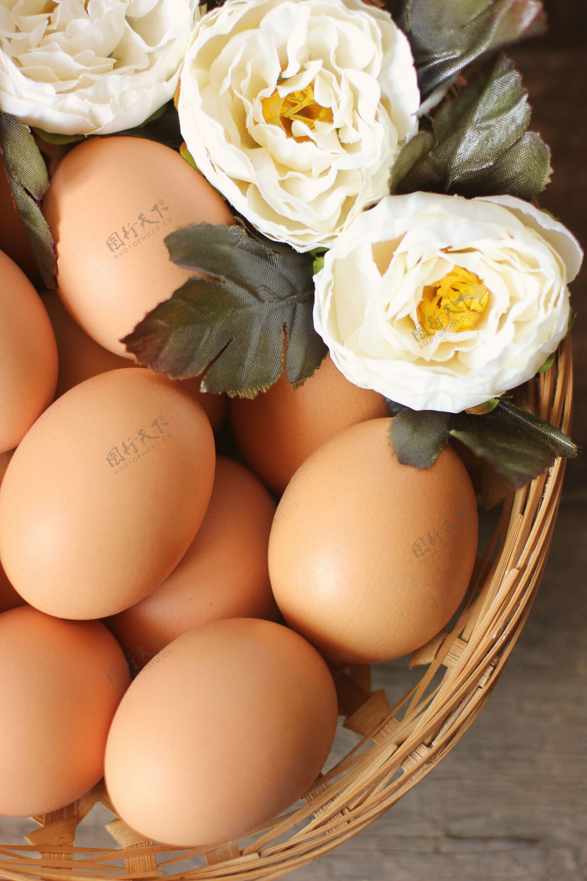 传统鸡蛋和花放在木桌上的篮子里鲜花鸡蛋四月