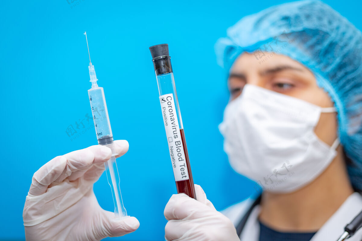 血液测试医学实验室血液试管和注射器在一个年轻的病毒学家女医生手中传播感染药物