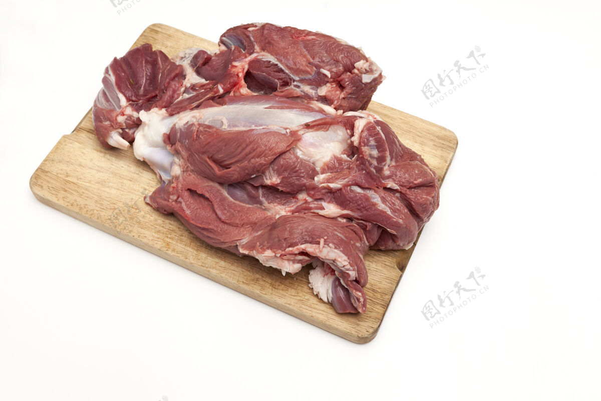 切新鲜的生羊肉放在木砧板上 特写新鲜条纹烧烤