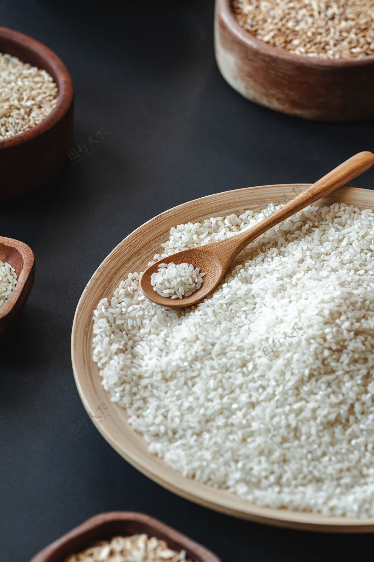 饮食用木勺或竹勺盛白米和麦片选择木碗饮食