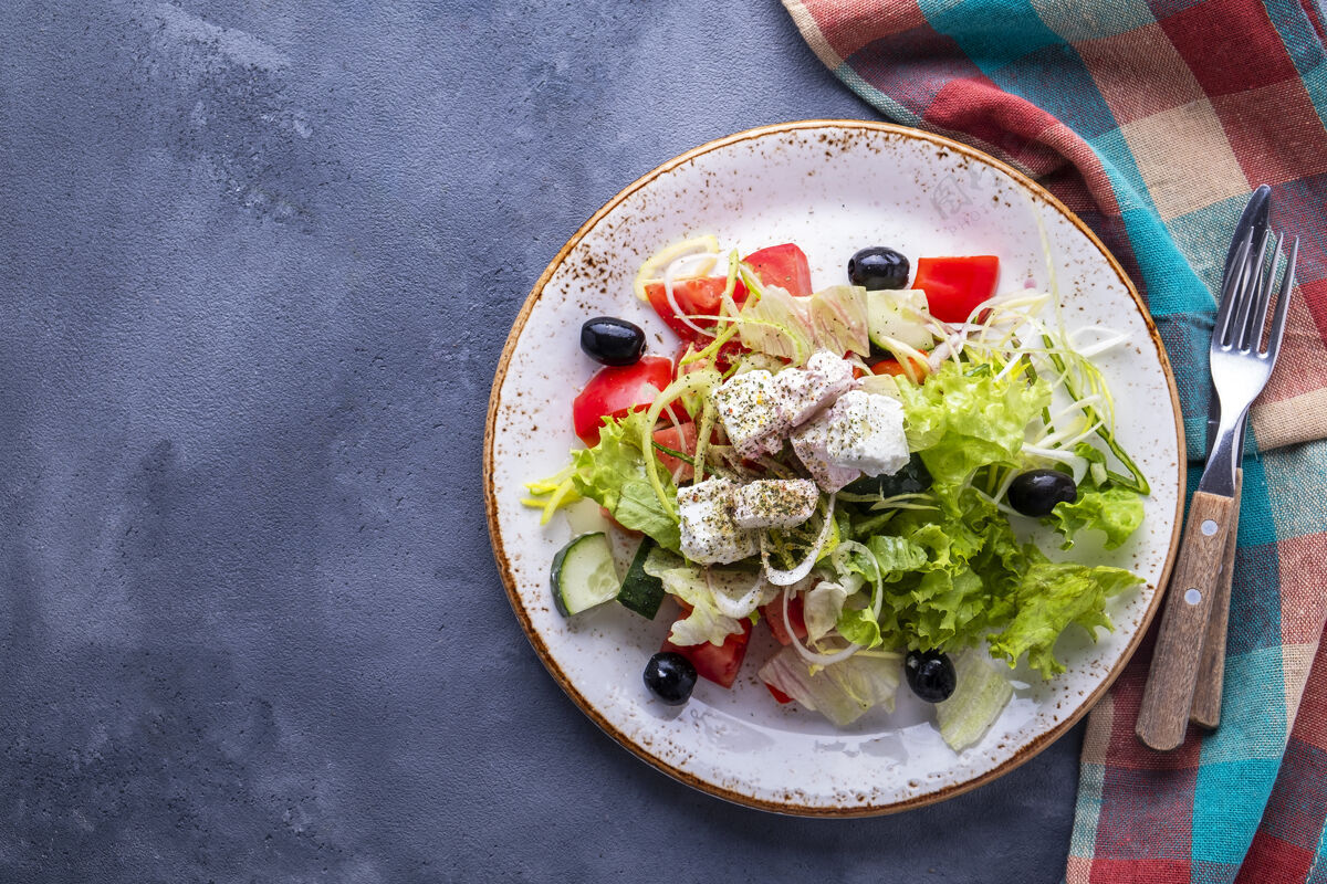 希腊沙拉黑芝士蔬菜沙拉橄榄.希腊语沙拉.上衣查看 文本空间维生素美食午餐