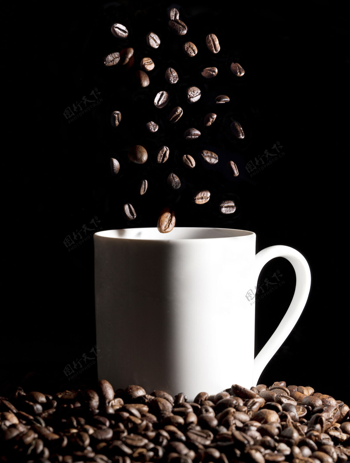 阿拉比卡咖啡在咖啡杯里烤咖啡豆 在黑色上隔离很多咖啡豆咖啡