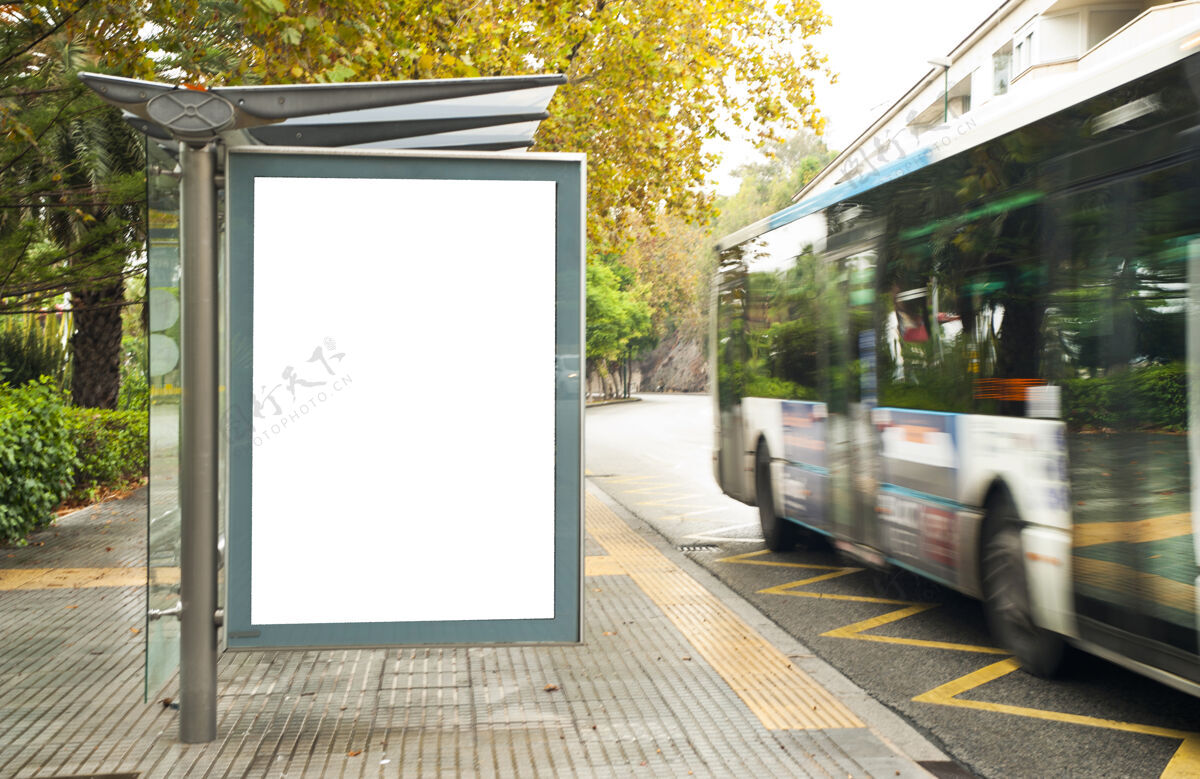 展示城市街道公交车站的白色空白垂直广告牌空白公共汽车广告牌