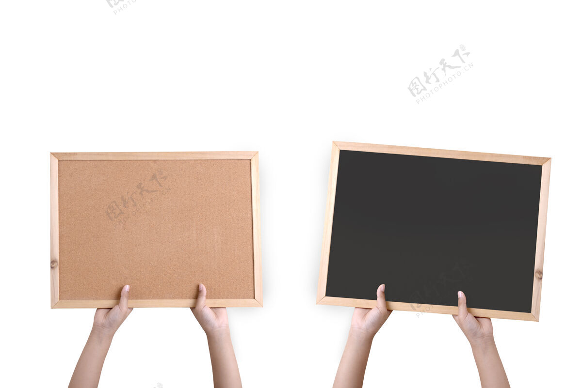 材料一只手拿着一块棕色软木板 黑板隔着一堵白色的墙布告板公告信息