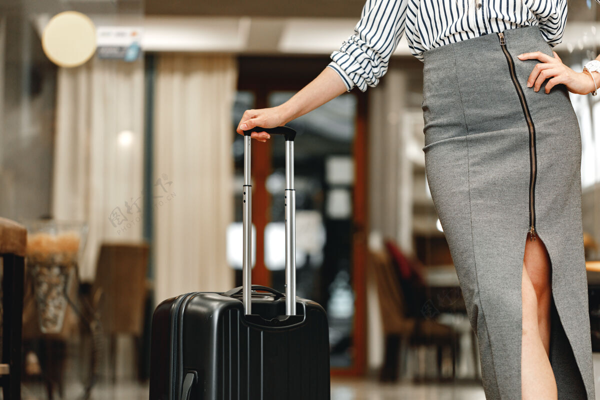 假期面目全非的女商人拿着旅行包站着人无法识别行李