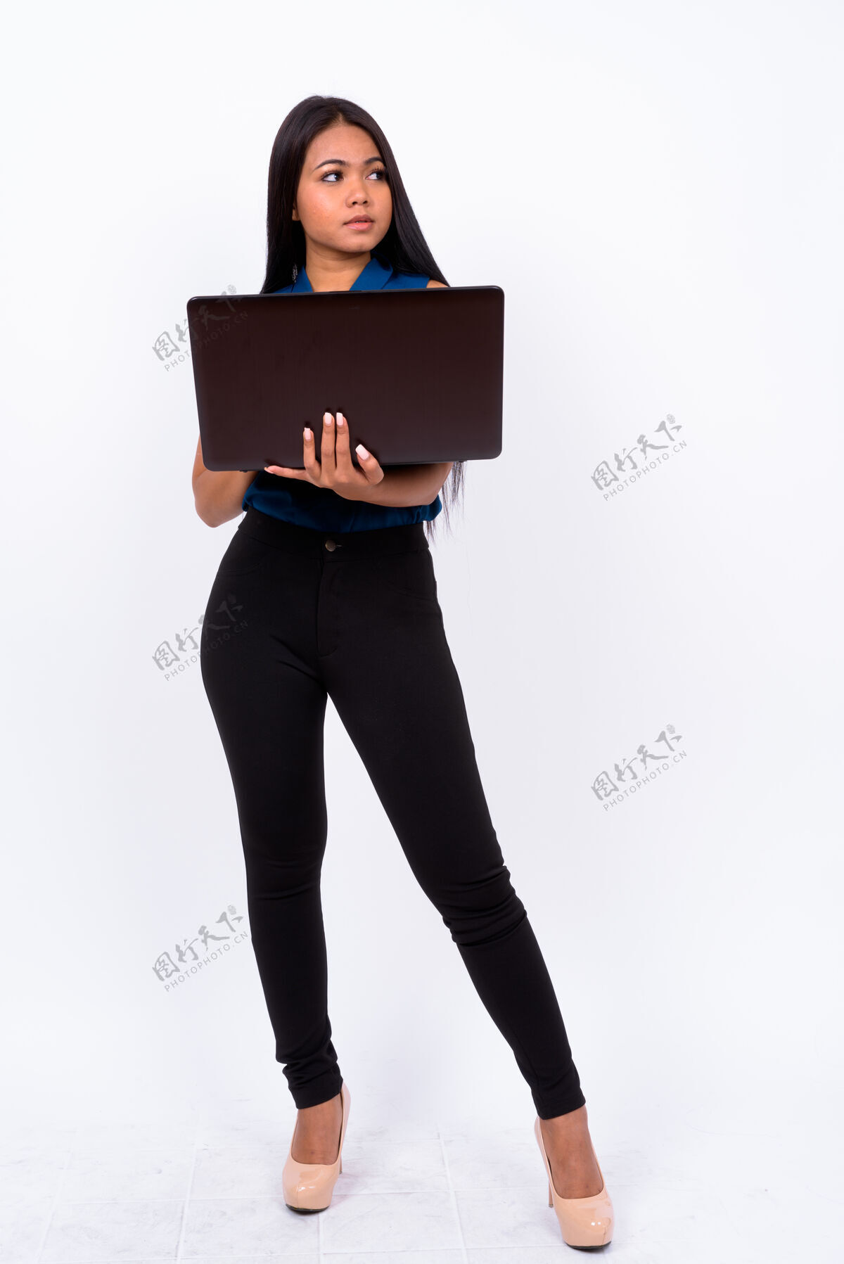工作年轻的亚洲女商人反对空白使用笔记本电脑思维