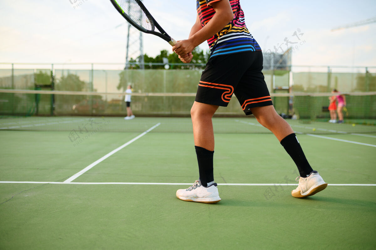 玩网球运动员带球拍 户外训练court.活动健康的生活方式 人们玩体育游戏 健身锻炼与球拍人球拍游戏