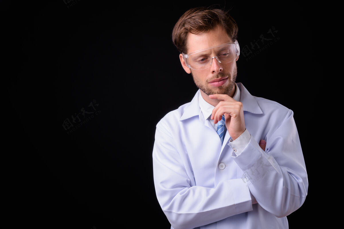 实验室大胡子帅哥医生当科学家戴防护眼镜防黑空间眼镜悲伤科学家
