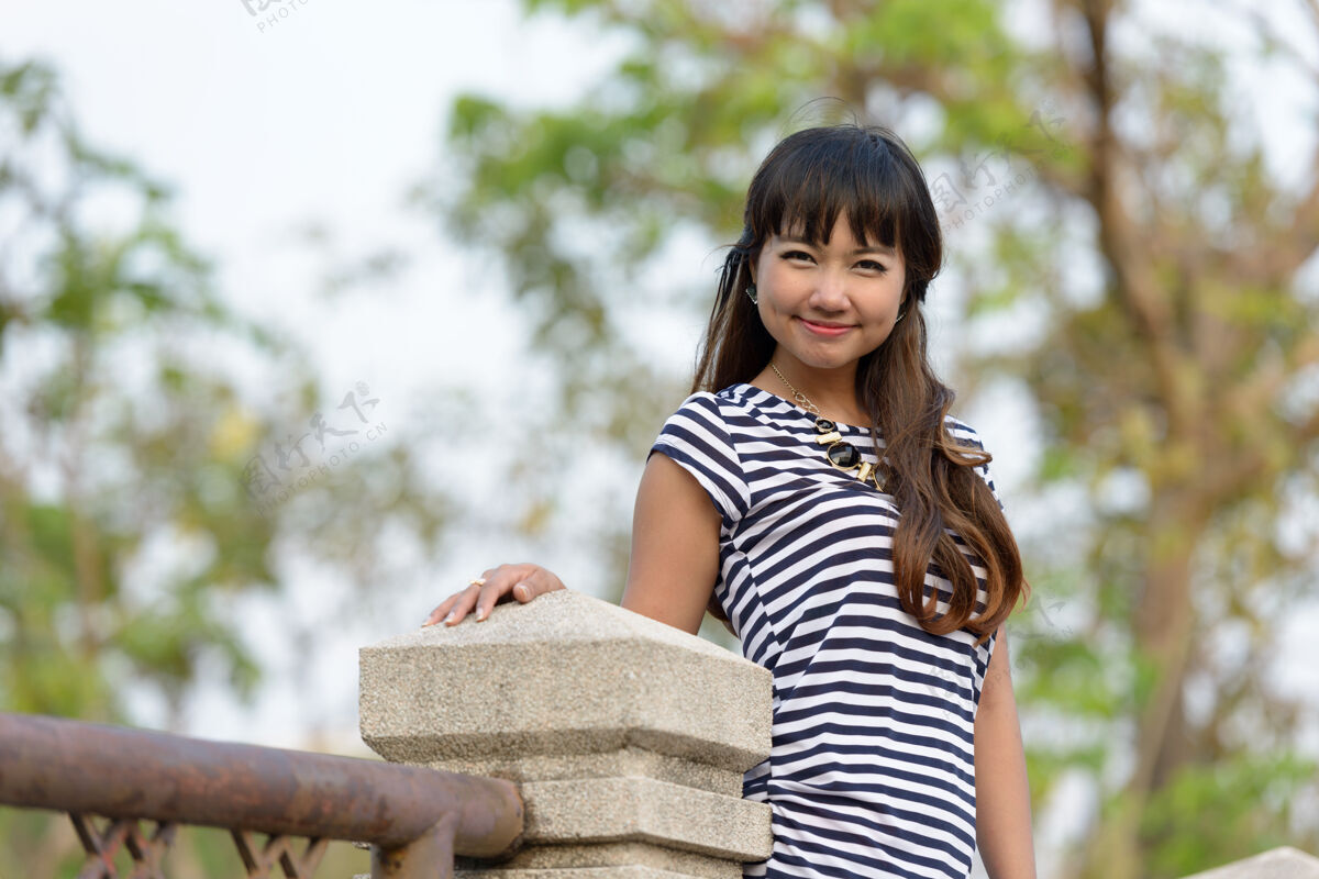 亚洲年轻美丽的亚洲女子在公园户外放松的写真女士发型女性