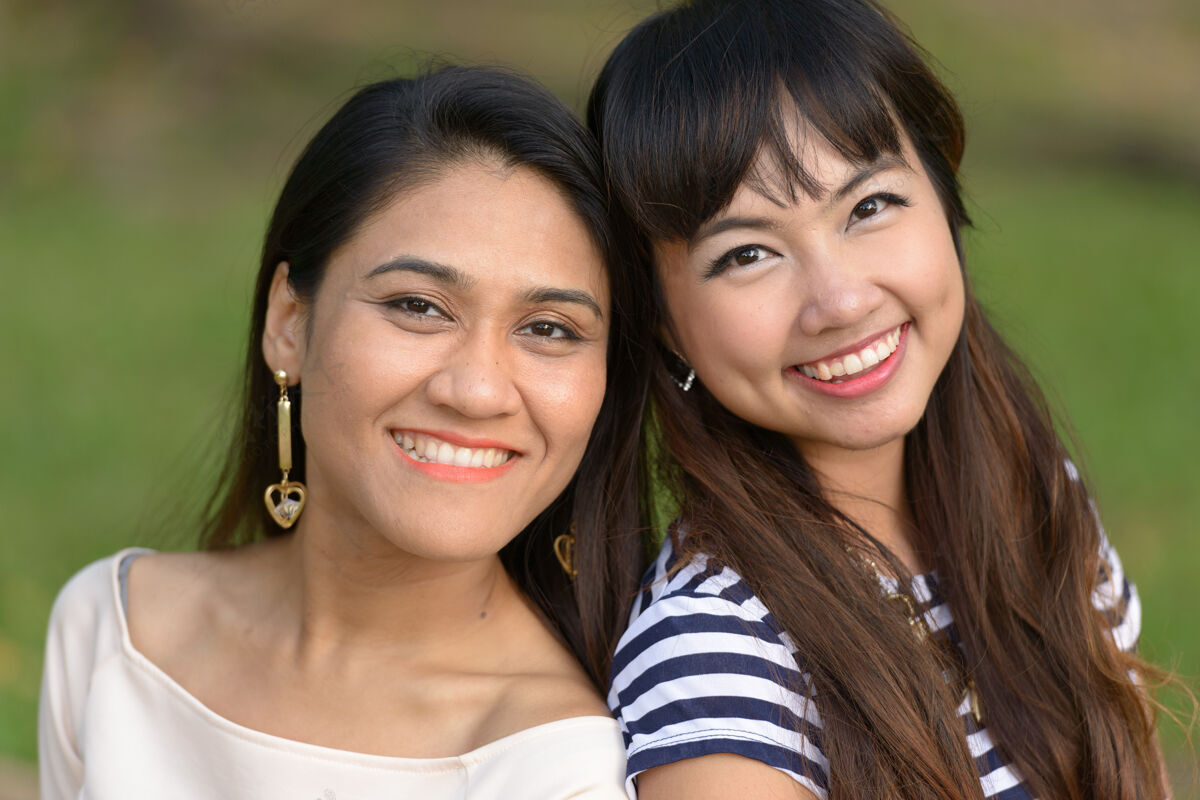 放松两位亚洲年轻女性在公园户外放松的写真自然泰国浪漫