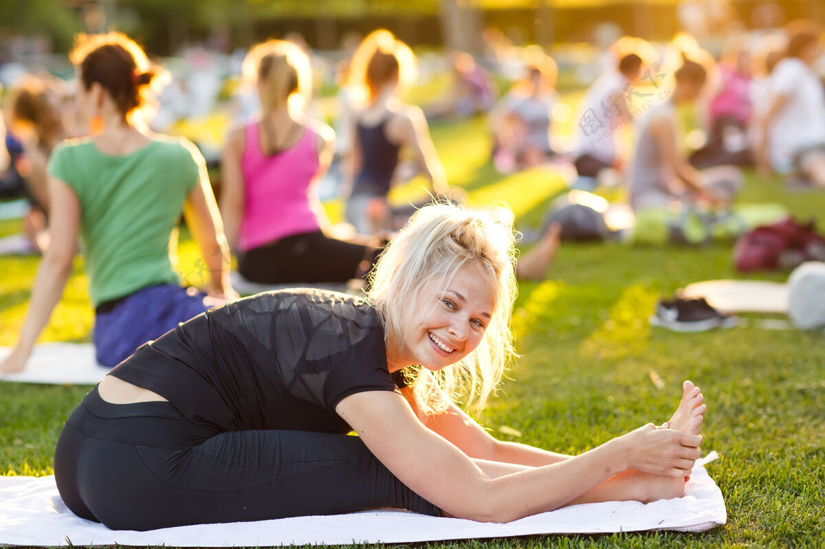 快乐一大群成年人在公园外参加瑜伽课户外运动健康