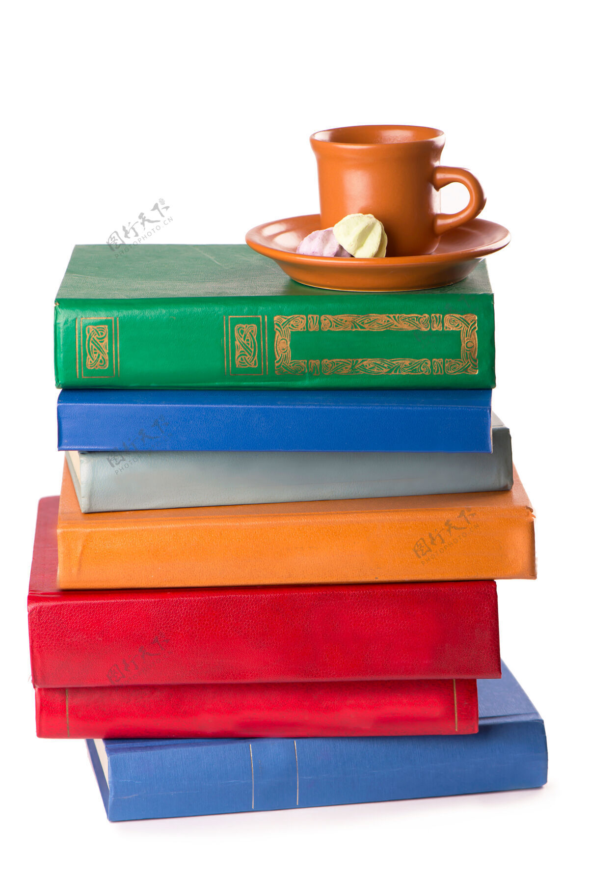 阅读一堆旧书和一杯咖啡孤零零地放在白纸上打开学习大学