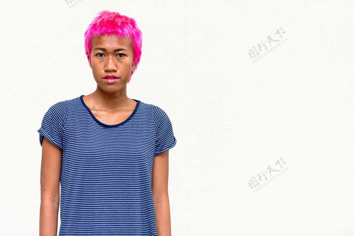 朋克年轻叛逆的亚洲女人的肖像 粉色的头发映衬着白色的空间短裤东南亚洲