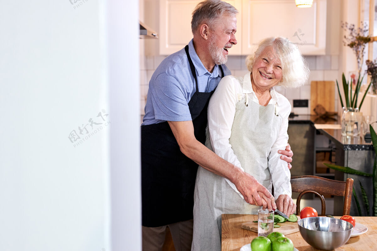 老人老两口一起切菜 白发帅哥帮老婆做饭爱情食材男人