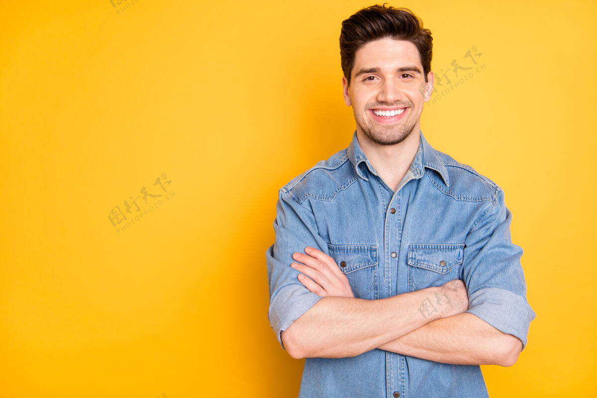 男人照片中 开朗积极的男人自信地站着 双手合十 牙牙学语地微笑着 隔离着明亮的彩色墙壁积极深色乐观