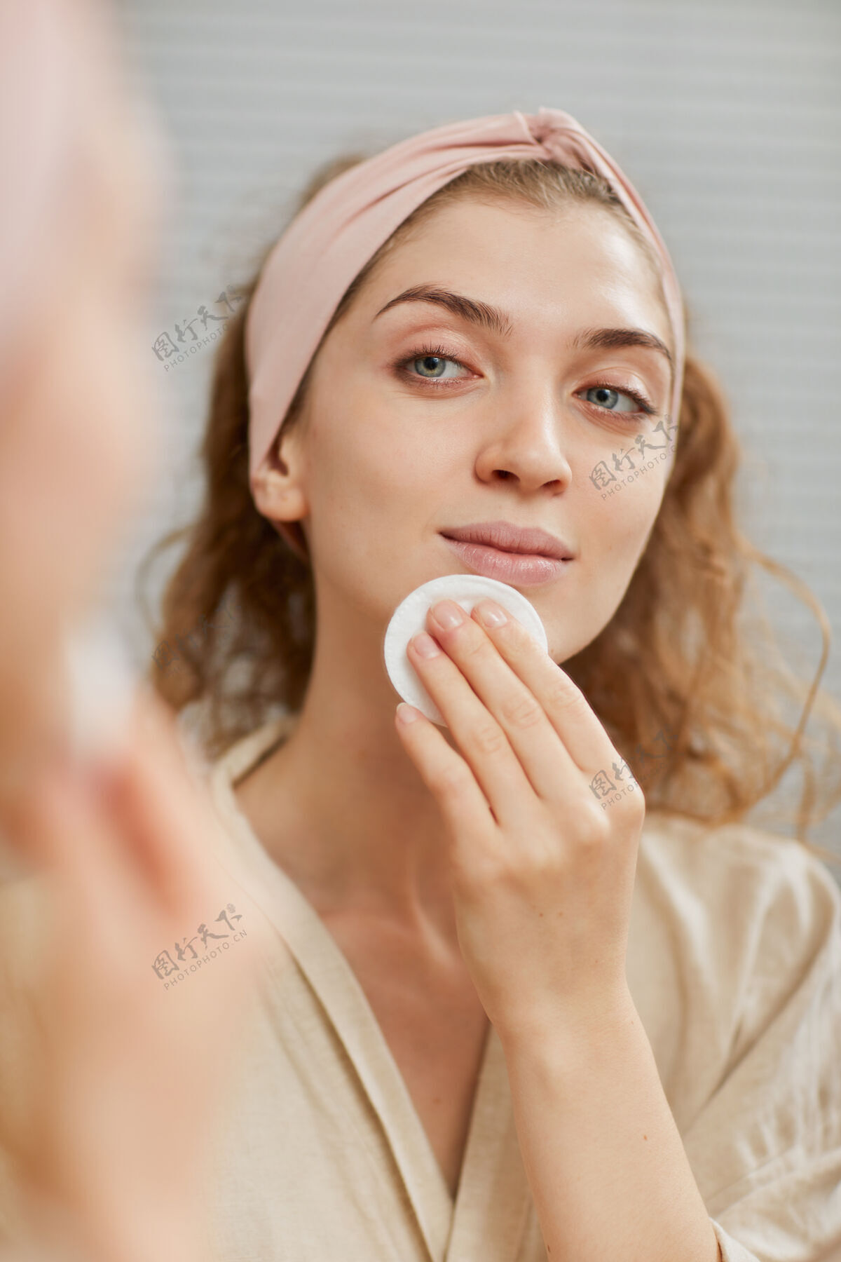 成人年轻女子照镜子 用化妆水洗脸放松美容产品看
