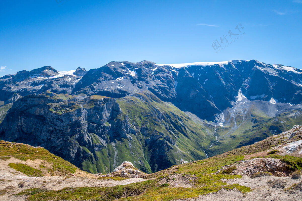 自然从法国阿尔卑斯山普拉洛格南拉瓦努瓦兹的小勃朗峰山顶俯瞰高山冰川景观全景山山顶