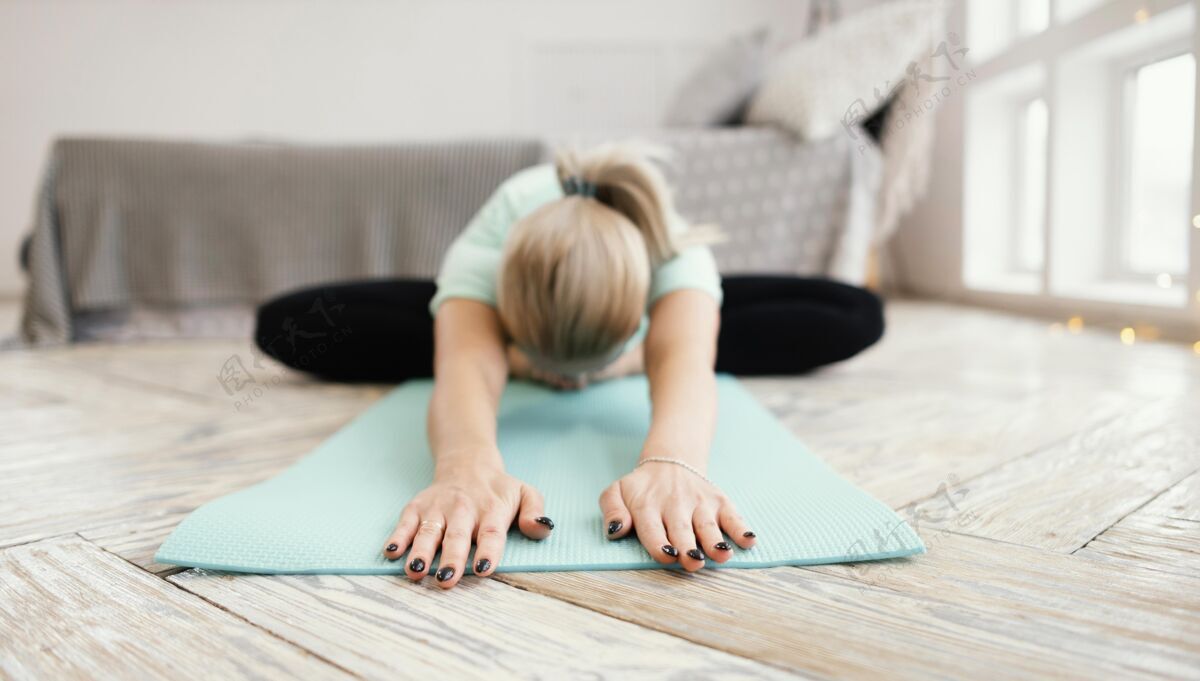 运动服女人在垫子上冥想瑜伽垫女人锻炼