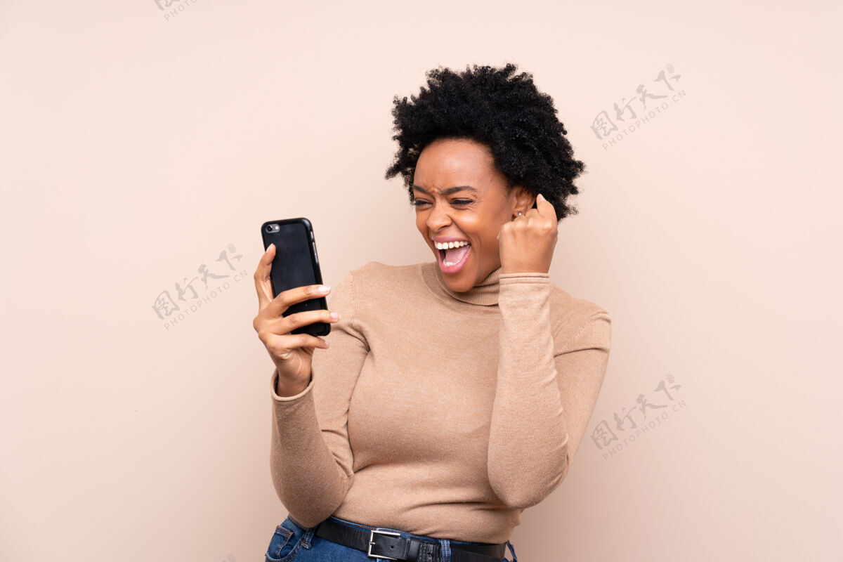 可爱非洲裔美国妇女 电话在胜利位置年轻人女性