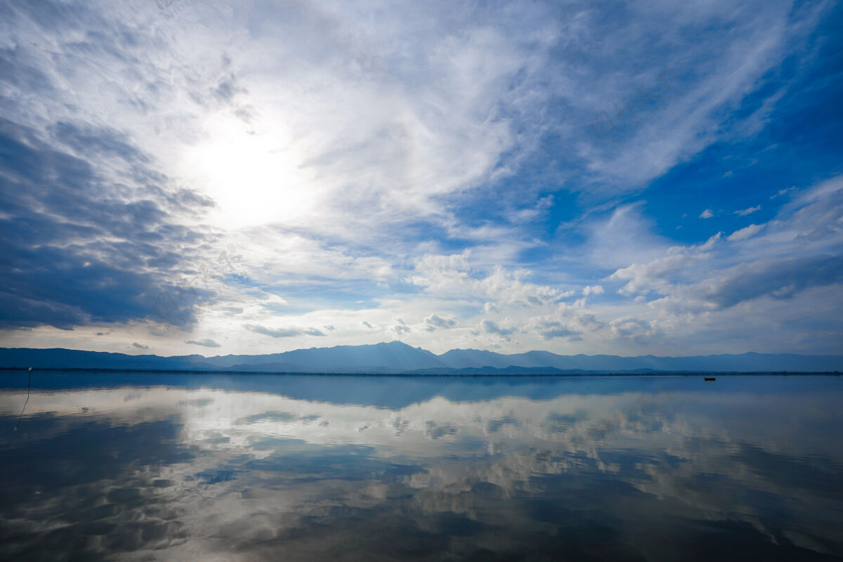 宽阔关辉耀；辉耀省的一个湖泊 位于中国的北部泰国射击在河流 云和天空之间有三分之一的规则河流场景乡村
