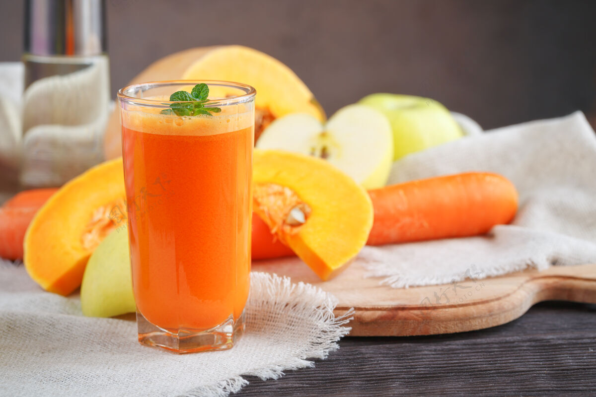 甜味新鲜果汁 混合水果和蔬菜放在一张木桌上特写泡沫饮食