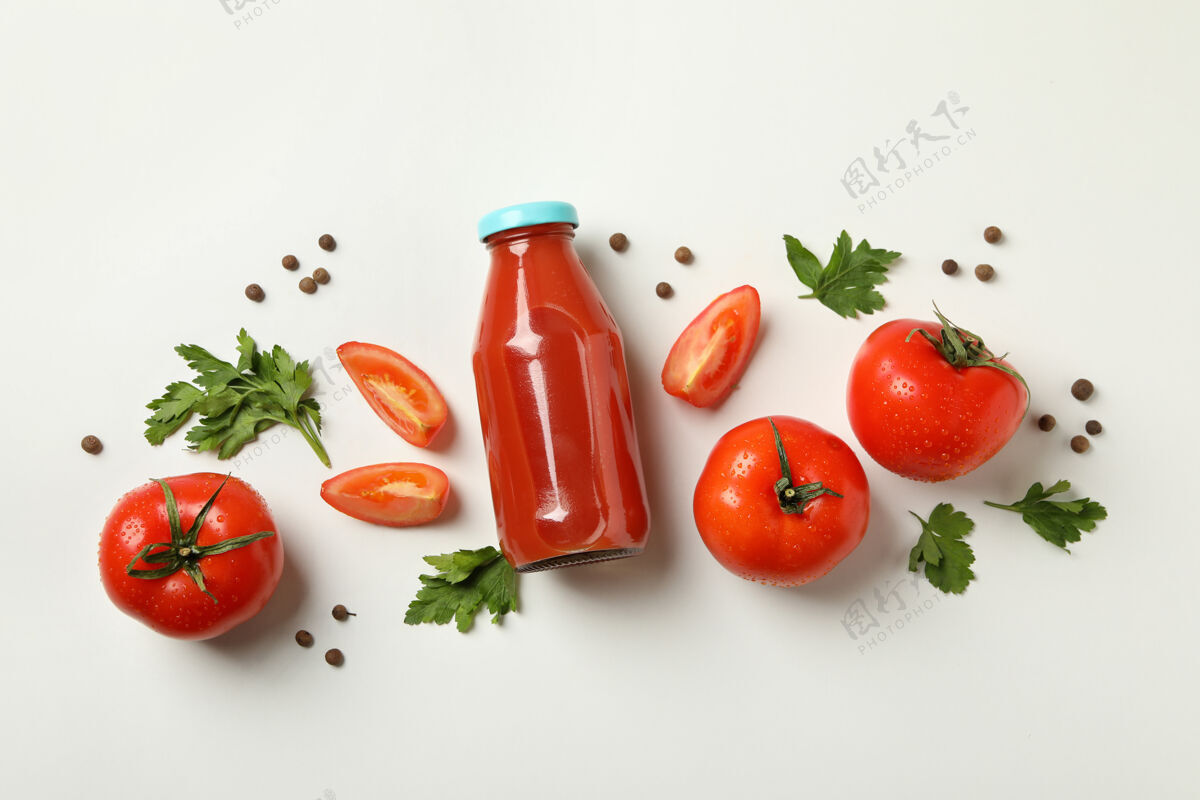 营养一瓶白底番茄汁 番茄和香料有机果汁平底