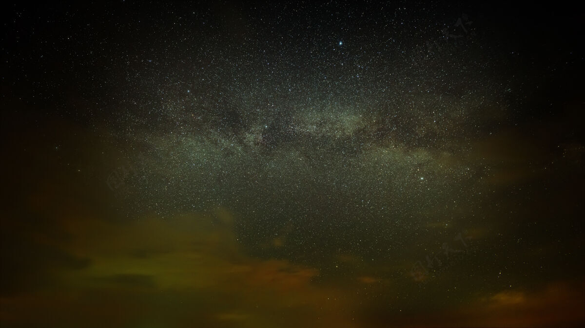 黎明银河系的星星和夜空中的云恒星星系风景