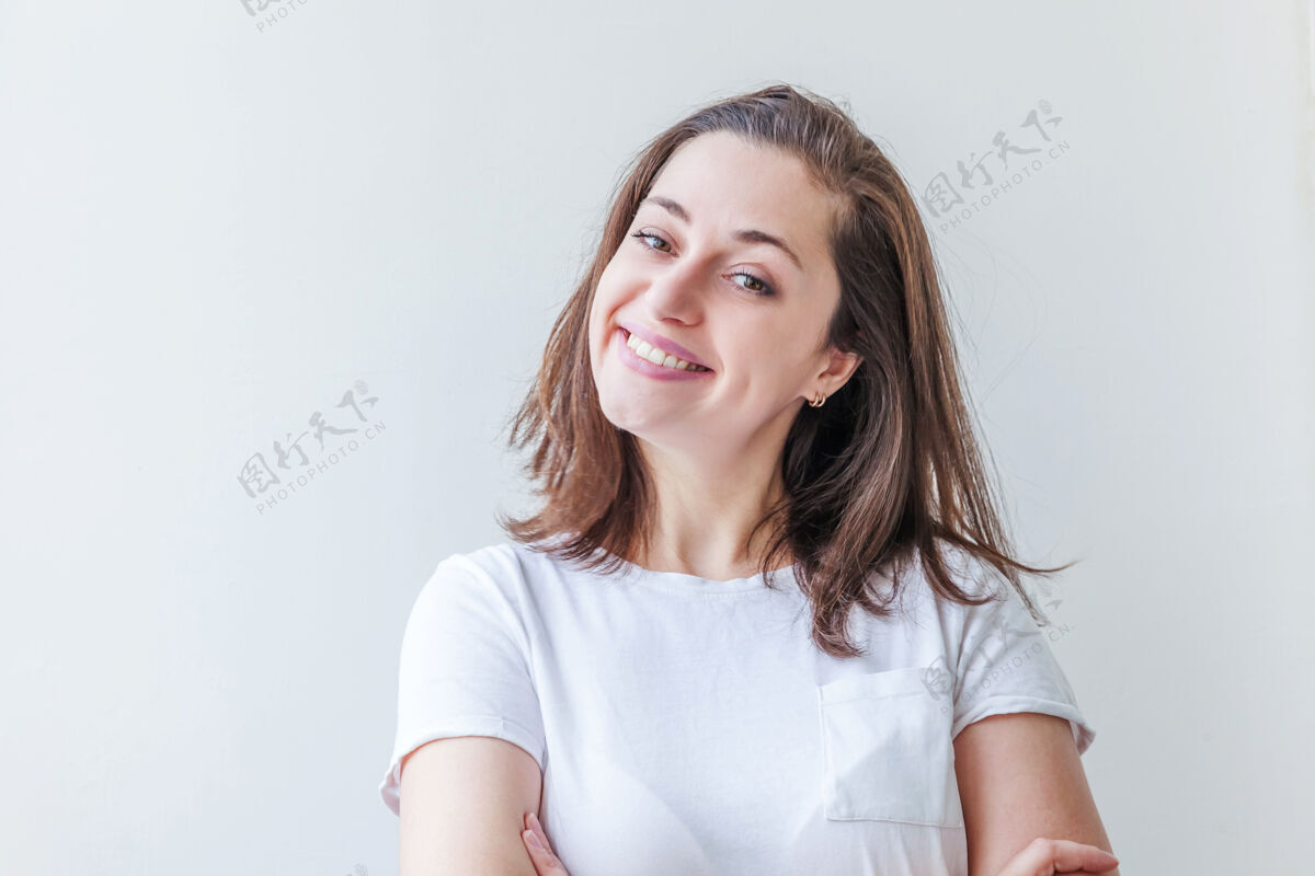 简单快乐的女孩微笑美丽的肖像年轻快乐积极的黑发女子隔离在白色背景上欢呼表情自信